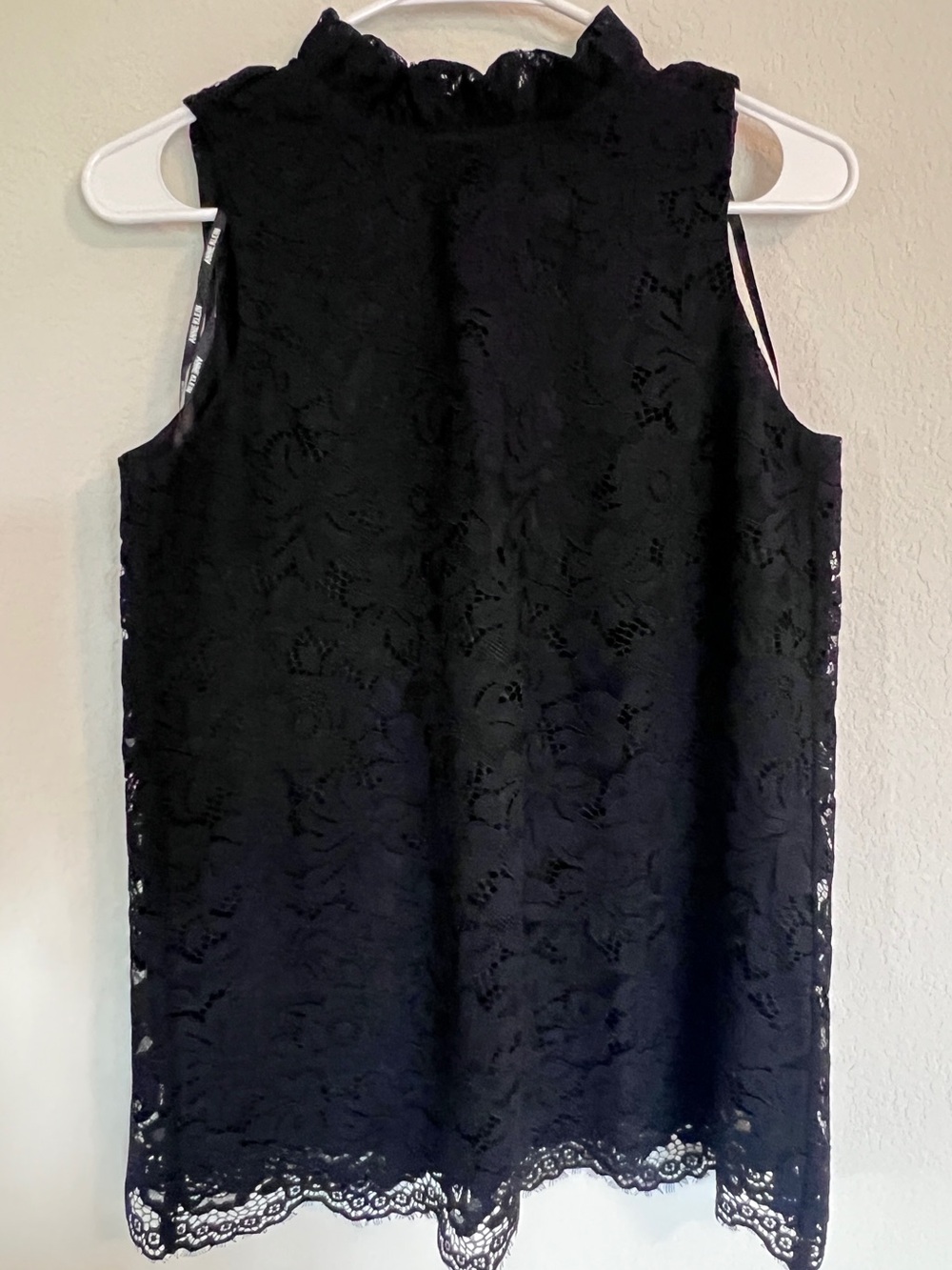 Anne Klein Black Lace Sleeveless Blouse Ruffled Mock Neck Bow Back Scalloped Hem
